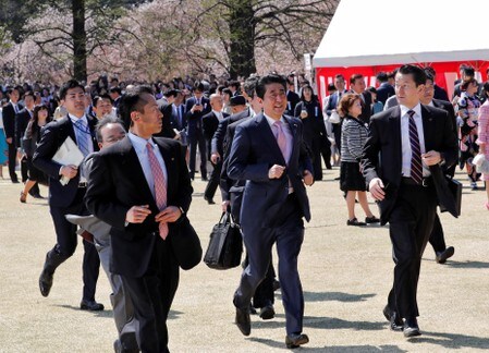 　１１月１８日、安倍晋三首相は記者団に対し、首相主催の「桜を見る会」前日の夕食会の会費の明細書について「そうしたものはない」と述べた。写真は今春開かれた「桜を見る会」。４月１３日、東京で撮影（２０１９年　ロイター/Kim Kyung-hoon）