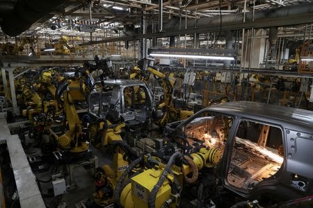 　中国政府がトランプ米大統領の高関税政策に対抗しレアアース（希土類）輸出を世界的に規制したことがインドの自動車生産に波及し、早ければ月内にも生産停止に追い込まれる可能性があることが分かった。写真は２０２３年９月、インド北部ハリヤナ州にあるマルチ・スズキの工場で撮影（２０２５年　ロイター／Anushree Fadnavis）