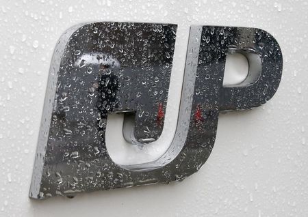 　１０月７日、日本郵政は、新規株式公開（ＩＰＯ）に伴う株式売り出し価格の仮条件を１株あたり１１００─１４００円にすると発表した。都内で２月撮影（２０１５年　ロイター/Yuya Shino）