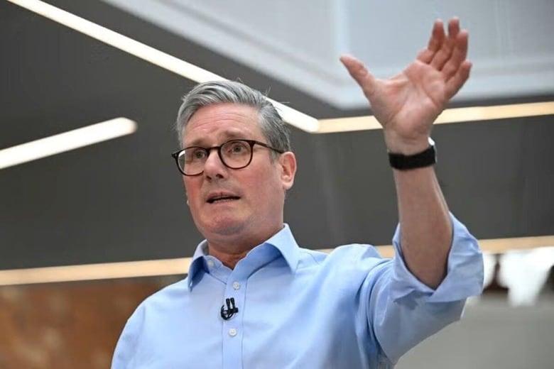 ３月１５日、英国のスターマー首相は、停戦後のウクライナ支援に向けて「有志国連合」が準備を強化していると明らかにした。英キングストン・アポン・ハルで１３日、代表撮影（２０２５年　ロイター）