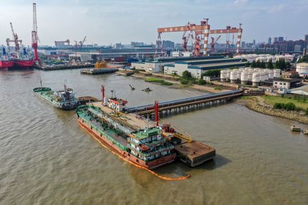 　１月１７日、中国の石油精製業者が、３月と４月に受け渡される原油の購入を積極的に進めている。写真は石油基地のターミナルに停泊する石油タンカー。江蘇省で撮影（２０２４　ロイター）