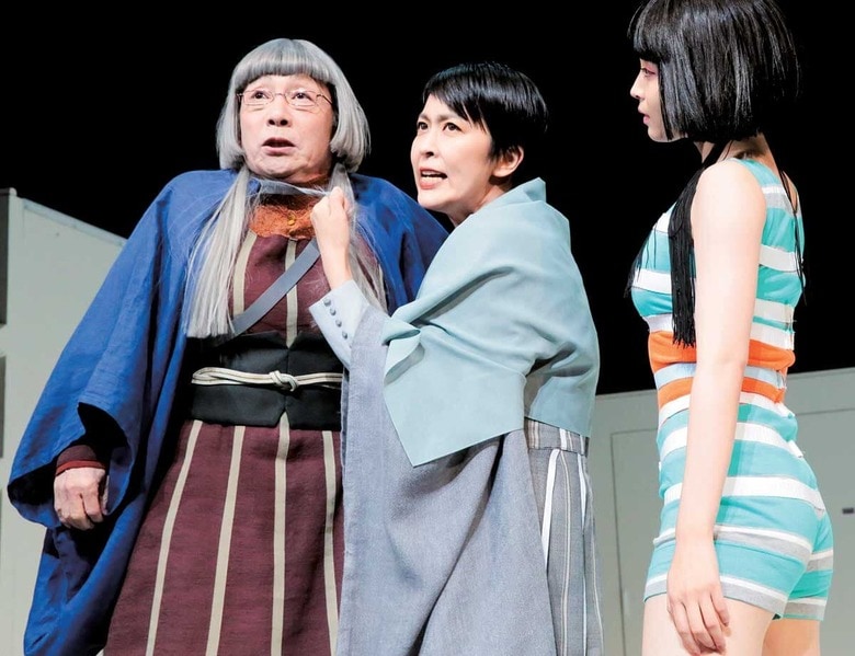 NODA・MAP第25回公演『Q』: A Night At The Kabuki（左から野田秀樹、松たか子、広瀬すず　撮影：篠山紀信）