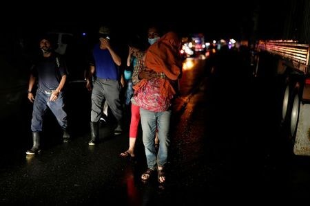 米移民・関税執行局（ＩＣＥ）は２３日、移民法違反による逮捕者数が２０２０年度（９月３０日まで）は前年比２７％減少したと発表した。写真は米国に向かうホンジュラス移民。グアテマラ・イザバルで１０月撮影（２０２０年　ロイター/LUIS ECHEVERRIA）