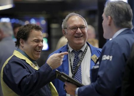 　１月２９日、米国株式市場は大幅続伸で取引を終えた。写真はニューヨーク証券取引所で同日撮影（２０１６年　ロイター／Brendan McDermid）