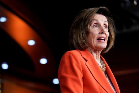 １１月２５日、米民主党のペロシ下院議長（写真）は北米自由貿易協定（ＮＡＦＴＡ）に代わる新協定のＵＳＭＣＡ（米国・メキシコ・カナダ協定）について、下院民主党が支持できる修正案が「射程内」に入っているとした上で、最終的な見直しが必要との見解を示した。米議会で１０月撮影（２０１９年　ロイター/Joshua Roberts）