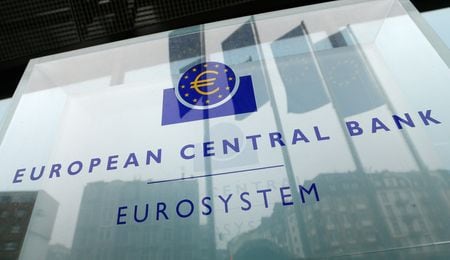 　６月２４日、欧州中央銀行（ＥＣＢ）の政策委員会メンバー、スペイン銀行（中央銀行）のデコス総裁は、ＥＣＢが検討している、国債利回りの格差拡大によるユーロ圏市場の分断を防ぐ措置について、その最も重要な部分は分断化リスクと闘う「意志」と強調した。写真はＥＣＢのロゴ。２０１６年１２月、独フランクフルトで撮影（２０２２年　ロイター/Ralph Orlowski）