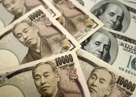 　５月１日、午後３時のドル／円は、前週末ニューヨーク市場午後５時時点と比べ、ややドル高／円安の１１１．７３／７５円だった。写真は韓国ソウルで２０１０年１０月撮影（２０１７年　ロイター／Truth Leem）