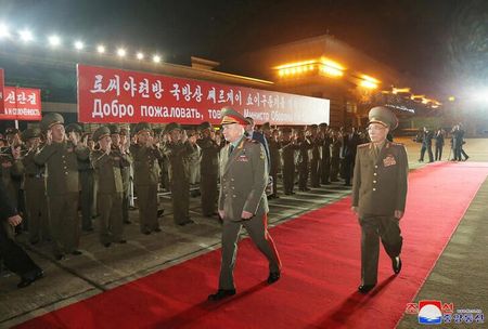 　７月２７日、北朝鮮国営の朝鮮中央通信（ＫＣＮＡ）は、金正恩朝鮮労働党総書記が２６日にロシアのショイグ国防相（中央）と会談したと伝えた。写真は平壌で２５日撮影。ＫＣＮＡ提供（２０２３年　ロイター）