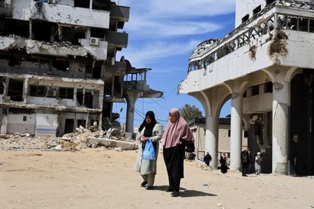 3月31日、破壊されたガザの病院前で撮影。REUTERS/Dawoud Abu Alkas