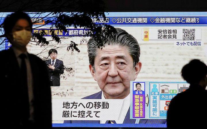 緊急事態宣言を発令する安倍首相の街頭映像（4月7日）　Naoki Ogura-REUTERS