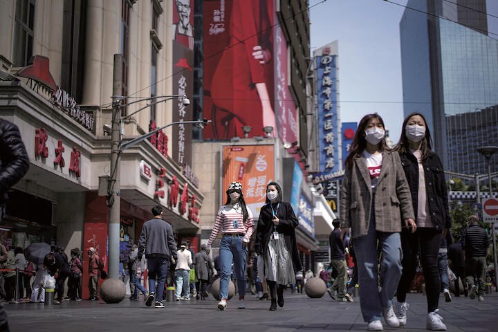 コロナの警戒レベルが引き下げられて街へ繰り出す人々は増えたが、上海ではまだマスク姿の人々が目立つ（3月23日）　Aly Song-REUTERS