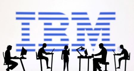 　米ＩＢＭが７月２４日発表した第２・四半期決算は、売上高が１５７億７０００万ドルとなり、アナリスト予想の１５６億２０００万ドルを上回った。２月１９日撮影のイメージ写真（２０２４年　ロイター/Dado Ruvic/Illustration）