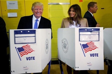 　１１月８日、米共和党のトランプ大統領候補は、選挙の結果を受け入れる前に状況を見守る必要があると述べた。写真はニューヨークで投票するトランプ氏（左）とメラニア夫人（右）。（２０１６年　ロイター／Carlo Allegri）
