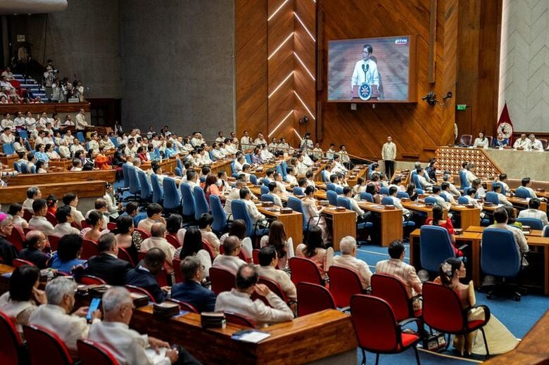 写真は議会で演説するフィリピンのマルコス大統領。7月27日、フィリピンのケソン市で撮影。 REUTERS/Lisa Marie David
