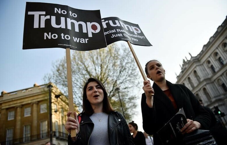 １１月３０日、英テレグラフ紙（電子版）は、来年１月とされていたトランプ米大統領の訪英が延期されたと報じた。米英関係は反イスラム的な内容の動画をトランプ米大統領がリツイート、メイ英首相がそれを批判するなど、ぎくしゃくしている。写真は４月にロンドンでトランプ大統領のシリア攻撃決定を受けて抗議する人達（２０１７年　ロイター／Hannah Mckay）