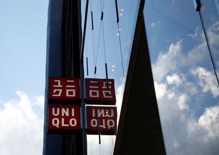 　４月９日、ファーストリテイリングは、２０２０年８月期（国際会計基準、ＩＦＲＳ）の連結営業利益予想を前年比４３．７％減の１４５０億円へ下方修正すると発表した。写真は２０１７年１月、都内で撮影（２０２０年　ロイター／Kim Kyung-Hoon）