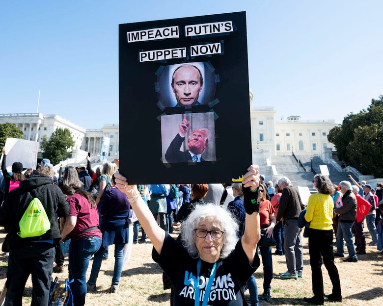 「プーチンの操り人形を弾劾せよ」という看板を掲げたデモ（3月10日、ワシントン）© Michael Brochstein/ZUMA Press Wire