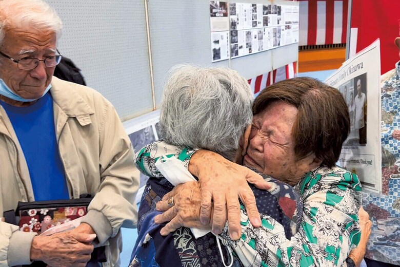 52年ぶりにいとこと再会したハワイ県系2世ヘレン・ヤナムラ（中央）　COURTESY OF OKINAWA PREFECTURAL LIBRARY
