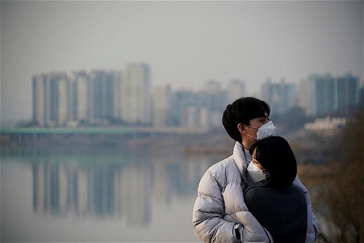 漢江のほとりで濃厚接触をするカップルにもピッタリ？　Kim Hong-Ji - REUTERS