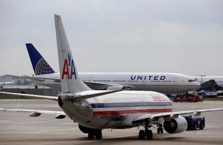 米イスラエルによるイラン攻撃を受けた原油価格急騰が米国の主要航空会社の重しとなっている。各社は燃料費のヘッジをしていないため、交戦が長期化して今後数カ月間にわたり高値が続けば、損益率の下振れリスクに直面しそうだ。２０１４年１０月、イリノイ州シカゴのオヘア空港で撮影（２０２６年　ロイター／Jim Young）