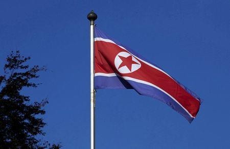 韓国軍は２８日、北朝鮮が東側の海へ向けて少なくとも１発の飛翔体を発射したと発表した。写真は北朝鮮の国旗。ジュネーブで２０１４年１０月撮影（２０２１年　ロイター／Denis Balibouse）