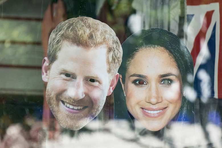 結婚式に際して販売された2人のお面（2018年5月、ロンドン）　Ink Drop-Shutterstock