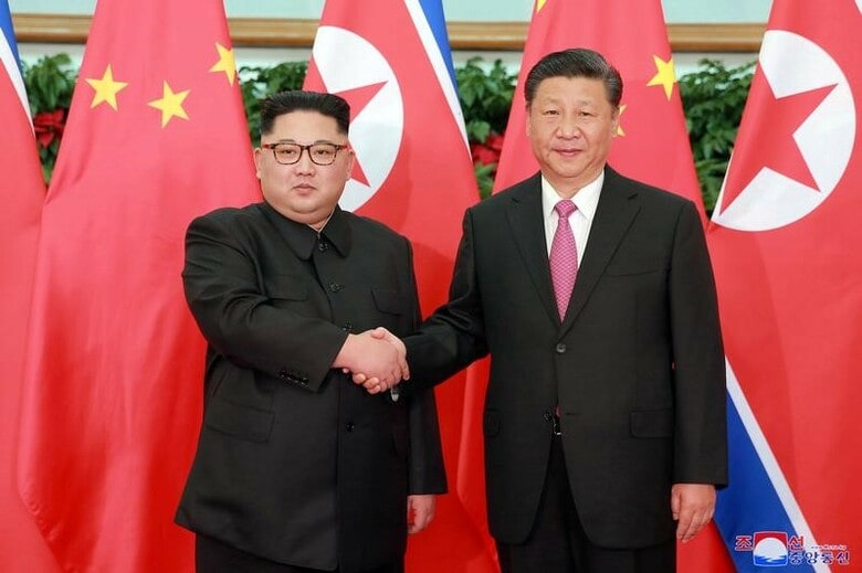 ６月１９日、中国国営テレビは、北朝鮮の金正恩朝鮮労働党委員長（写真左）が２０日まで２日間の日程で中国を訪れていると伝えた。写真右は中国の習近平国家主席。提供写真（２０１８年　ロイター／KCNA）