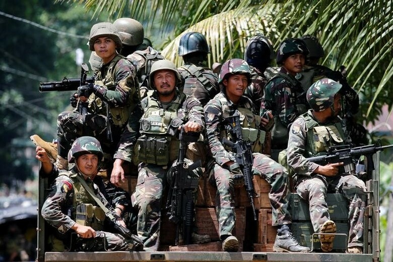 ６月２８日、フィリピン軍によると、過激派組織「イスラム国」系の武装勢力が占拠する南部ミンダナオ島のマラウィ市では、頭部を切断された市民５人の遺体が見つかった。写真は同軍兵士。同市で撮影（２０１７年　ロイター/Jorge Silva）