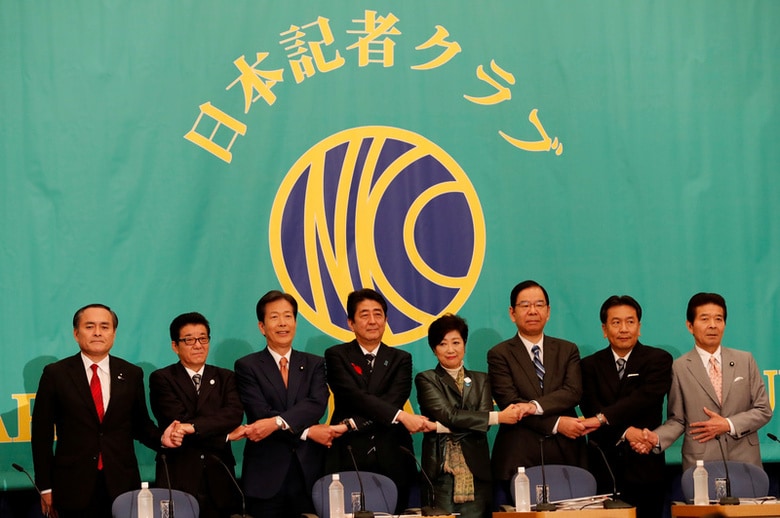 １０月８日、安倍晋三首相は日本記者クラブで開かれた衆院選直前の党首討論で、自公の連立２党によって「過半数を維持すれば政権を維持する」と述べ、退陣論をけん制した。党首討論会に臨む与野党８党首。都内で撮影（２０１７年　ロイター/Kim Kyung-Hoon）