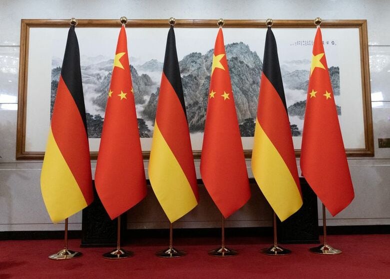 ドイツ国旗と中国国旗。2月25日、北京で代表撮影。 REUTERS