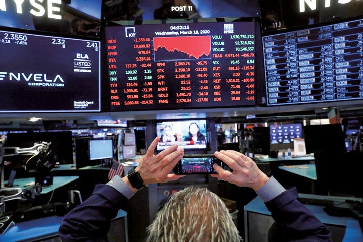 各国で連動して株価が暴落するなど、金融リスクもグローバル化が進む　LUCUS JACKSON-REUTERS