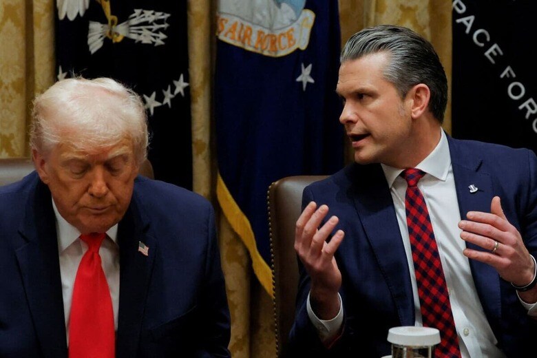 反省の色を見せないヘグセス（写真右）の態度は政権のダメージになりつつある　Brian Snyder-REUTERS