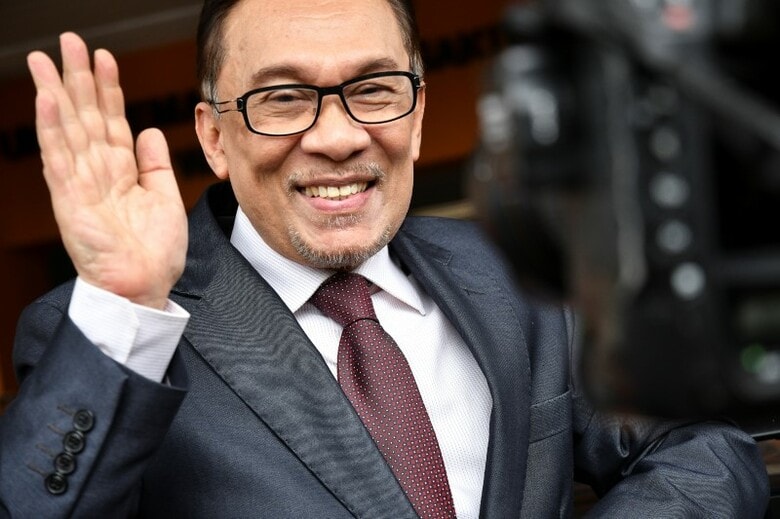 歴史的な政権交代をしたマレーシアの野党連合の指導者マハティール氏が首相に就任。かつての盟友で服役中だったアンワル元副首相（写真）が、国王の恩赦を得て入院先のクアラルンプールの病院から釈放された。写真は病院を立ち去る際の同元副首相。クアラルンプールで撮影（２０１８年 ロイター）
