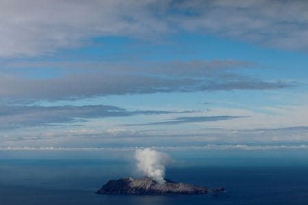 ニュージーランド警察は２４日、今月発生したホワイト島の火山噴火による行方不明者２人の捜索を終了したと発表した。写真は噴火したホワイト島の空撮。１２月１２日撮影（２０１９年　ロイター/Jorge Silva）