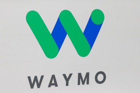 　１０月９日、米アルファベット傘下で自動運転技術開発を手掛けるウェイモは、複数の団体と共同で、自動運転車の価値や安全性を訴えるキャンペーンを開始すると明らかにした。写真はウェイモのロゴ。１月にデトロイトで撮影（２０１７年　ロイター/Brendan McDermid）