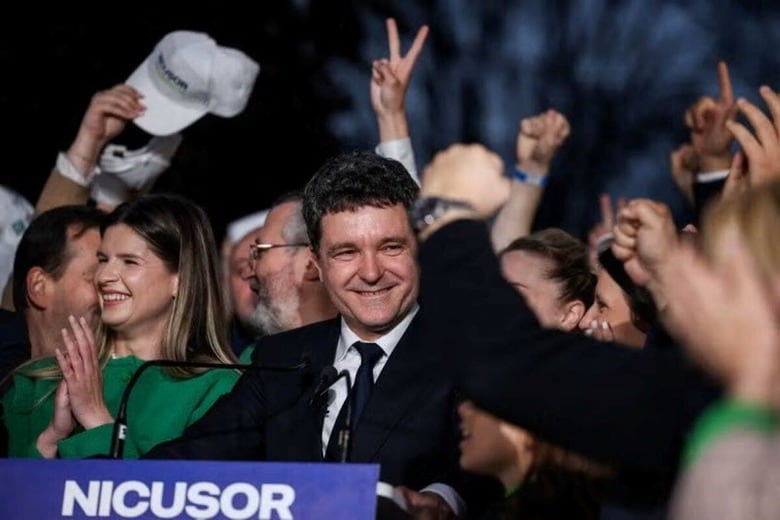 ルーマニアで５月１８日に行われた大統領選の決選投票で、親欧州連合（ＥＵ）派で首都ブカレスト市長のニクソル・ダン氏が極右政党ルーマニア人統一同盟のジョルジェ・シミオン氏に勝利することが確実になった（２０２５年　ロイター/Stoyan Nenov）