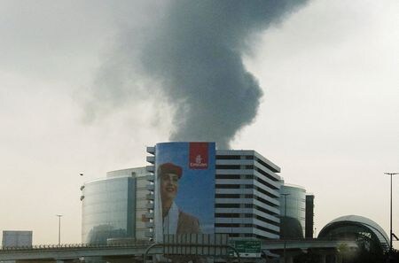 ドバイ国際空港付近でドローン攻撃により煙が立ち上る様子。アラブ首長国連邦で３月撮影。REUTERS