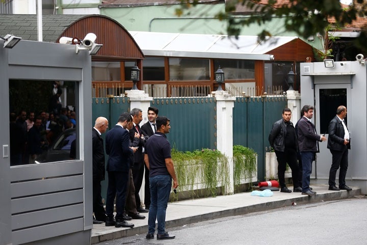 カショギが姿を消したサウジの総領事館前に並んだトルコの捜査関係者（イスタンブール、10月17日）　Osman Orsal-REUTERS