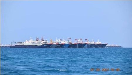 　３月２８日、フィリピンのロレンザーノ国防相は、同国が領有権を主張する南シナ海の海域に中国の海上民兵を乗せたとみられる２００隻以上の中国船舶が停泊している問題で、状況を監視するため、軍の軽量戦闘機を毎日、同船団の上空に派遣していると明らかにした。写真は、フィリピンの排他的経済水域（ＥＥＺ）内にあるウィットサン礁に停泊する船舶の一部。７日撮影、提供写真（２０２１年　ロイター/Philippine Coast Guard/National Task Force-West Philippine Sea）