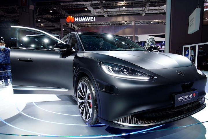 ファーウェイの自動運転用頭脳を搭載した北京汽車グループの「極狐（Arcfox）アルファT」（4月19日、上海自動車ショー）　Aly Song- REUTERS