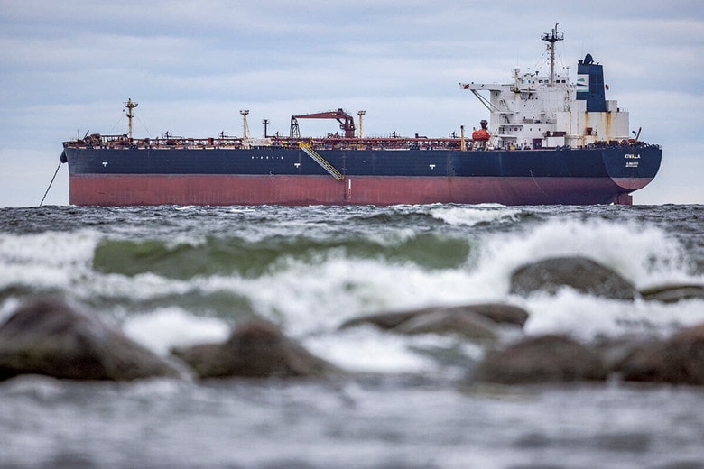 エストニア海軍が拿捕した「影の船団」の石油タンカー（4月11日）　POSTIMEESｰSCANPIX BALTICSｰREUTERS