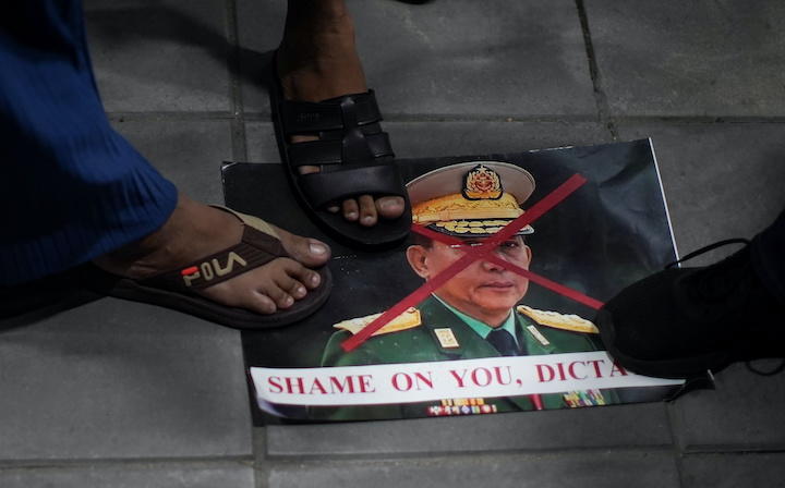 これからミャンマー国軍と何らかの取引があるのか？（写真は、ミンアウンフライン国軍総司令官の写真を踏みつけるクーデター反対派）　Athit Perawongmetha-REUTERS