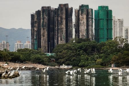 　香港にある中国治安当局の出先機関、国家安全維持公署は６日、少なくとも１５９人の死者を出した香港高層住宅群の火災を巡って、「虚偽の情報」を流したり、火災に対処するための政府の取り組みを「中傷」したりしないよう、外国メディアに警告した。写真は火災現場。１１月３０日撮影（２０２５年　ロイター/Maxim Shemetov）