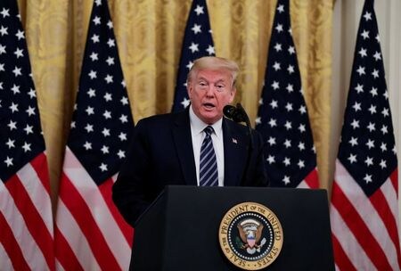 　トランプ米大統領は４月３０日、新型コロナウイルスが中国武漢の研究所が発生源となっている可能性を確信していると述べた。証拠については言及を避けた。ホワイトハウスで撮影（２０２０年　ロイター/Carlos Barria）