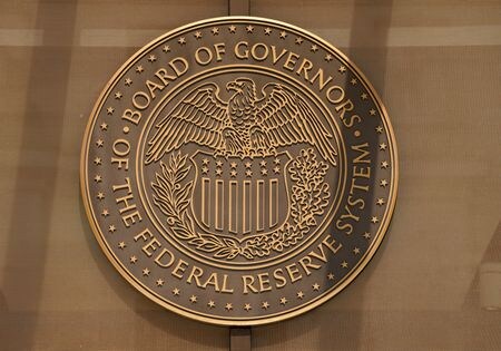 米連邦準備理事会（ＦＲＢ）の金利・経済見通しは、インフレ目標２％回帰までに年単位の時間がかかり、失業率上昇と経済成長鈍化という代償が伴うことを示唆した。２１日、ワシントンで撮影（２０２２年　ロイター/Kevin Lamarque）