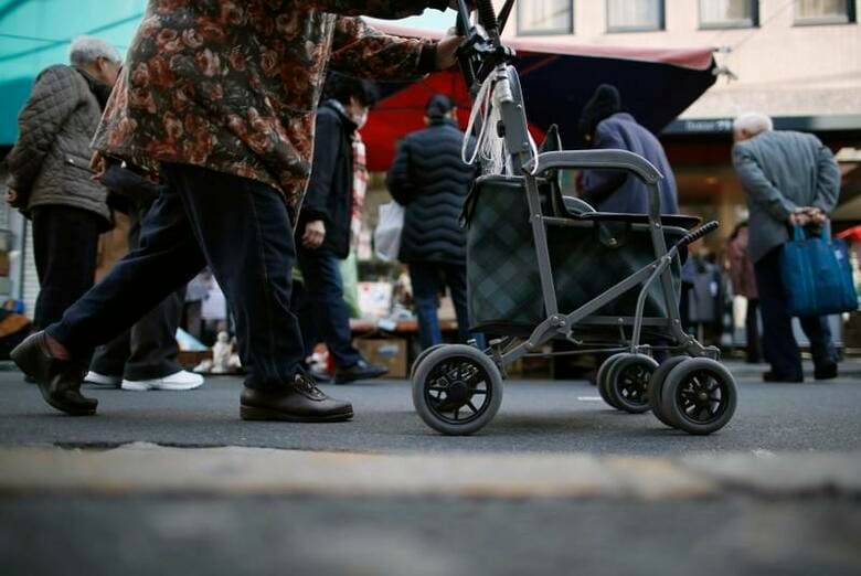 政府が年内に見直しをとりまとめる予定の年金制度の方向性が社会保障審議会で明らかになりつつあるが、2000万円問題を契機として高まった現役世代の不安解消期待は望めそうにない。写真は都内で2013年12月撮影（2019年　ロイター／Issei Kato）