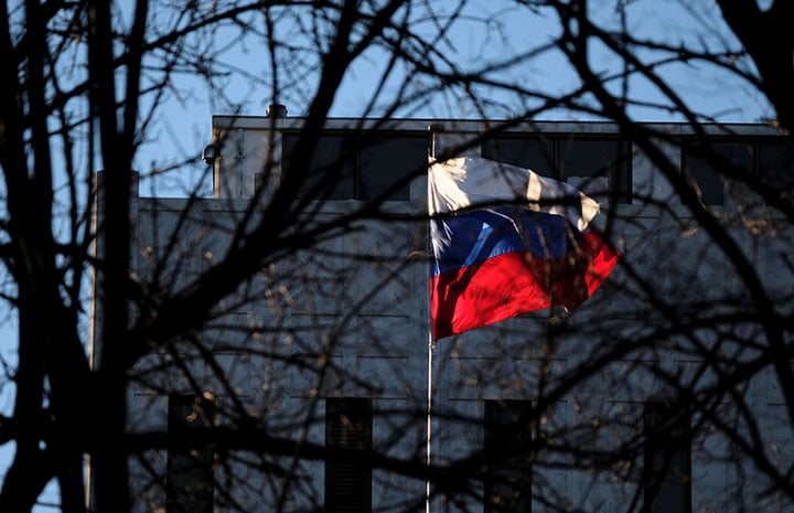 ワシントンにある在米ロシア大使館　James Lawler Duggan-REUTERS