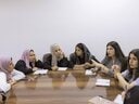 シリア北・東部環境アカデミーで議論する女性たち。「生態系がテーマの15日間の研修中で、私たちは女性だけの環境保護グループをつくろうとしている。本当は森へ行きたいが空爆が怖いので町にいる」と、責任者のアムデは言う