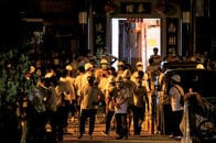 住宅街でもデモ、白シャツ集団が警察と談笑、香港最後の正念場へ