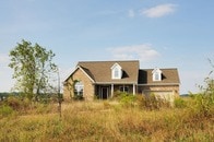 日本全国の空き家の数は、25年後には1000万軒を超える